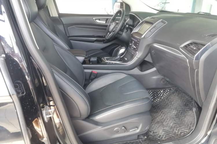 Used Ford Edge 2018 EcoBoost 245 Four-Wheel Drive Titanium 7-Seater Right Front Seat