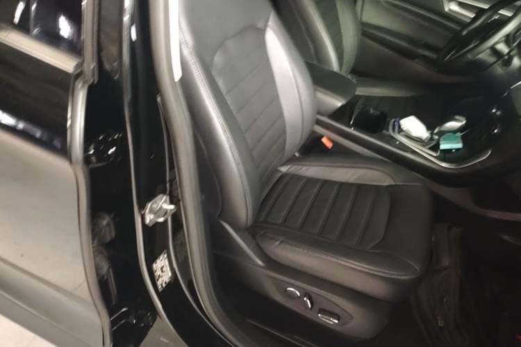 Used Ford Edge 2018 EcoBoost 245 Four-Wheel Drive Titanium 7-Seater Right Front Seat