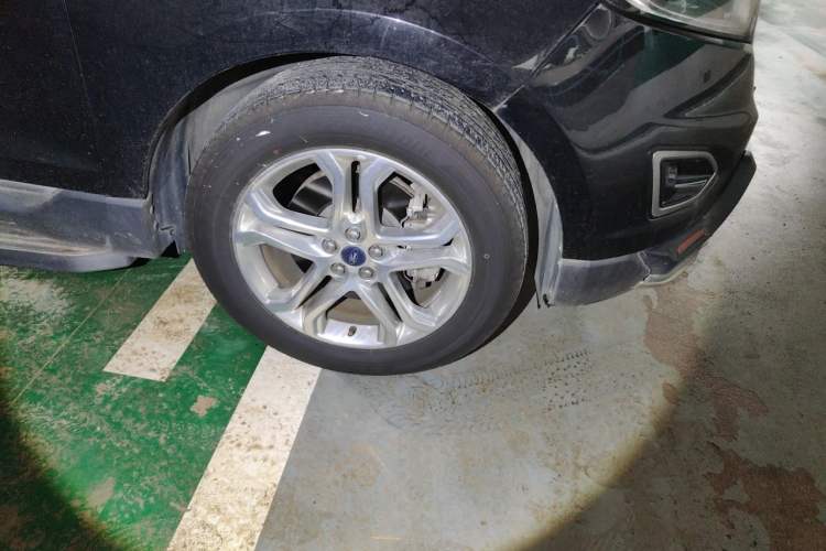 Used Ford Edge 2018 EcoBoost 245 Four-Wheel Drive Titanium 7-Seater Right Front Wheel Hub