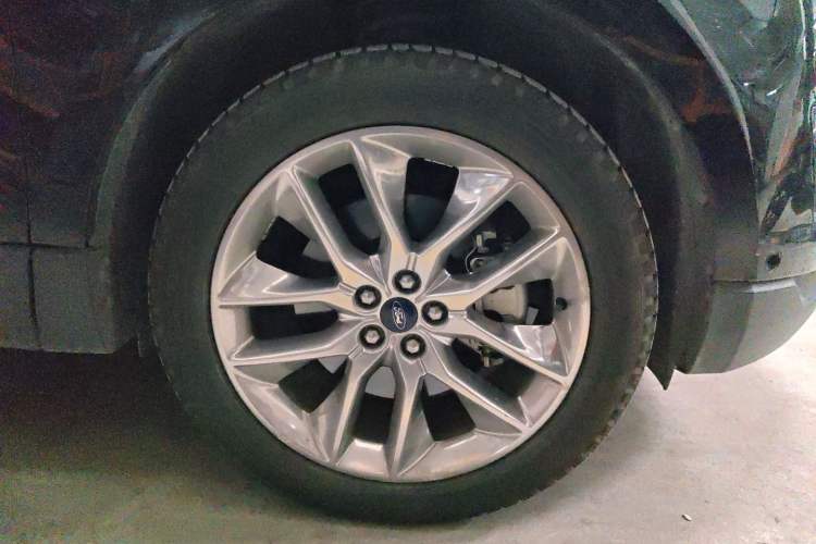Used Ford Edge 2018 EcoBoost 245 Four-Wheel Drive Titanium 7-Seater Right Front Wheel Hub