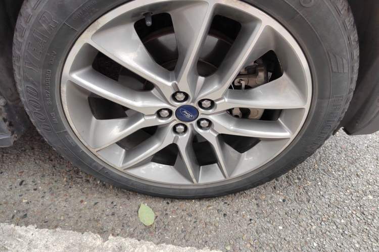 Used Ford Edge 2018 EcoBoost 245 Four-Wheel Drive Titanium 7-Seater Right Front Wheel Hub