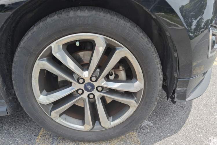 Used Ford Edge 2018 EcoBoost 245 Two-Wheel-Drive Sporty 7-Seater Right Front Wheel Hub