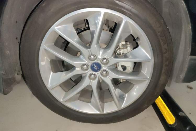Used Ford Edge 2018 EcoBoost 245 Four-Wheel Drive Titanium 7-Seater Right Front Wheel Hub