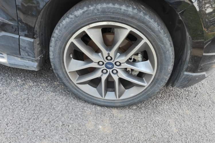 Used Ford Edge 2018 EcoBoost 245 Four-Wheel Drive Titanium 7-Seater Right Front Wheel Hub