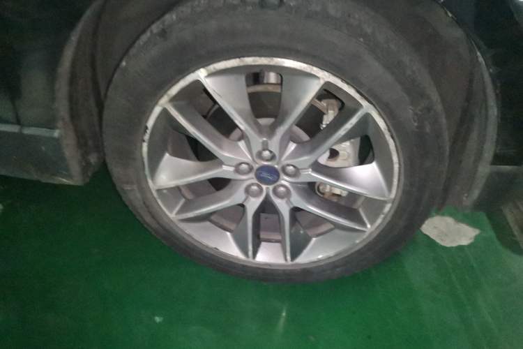 Used Ford Edge 2018 EcoBoost 245 Four-Wheel Drive Titanium 7-Seater Right Front Wheel Hub