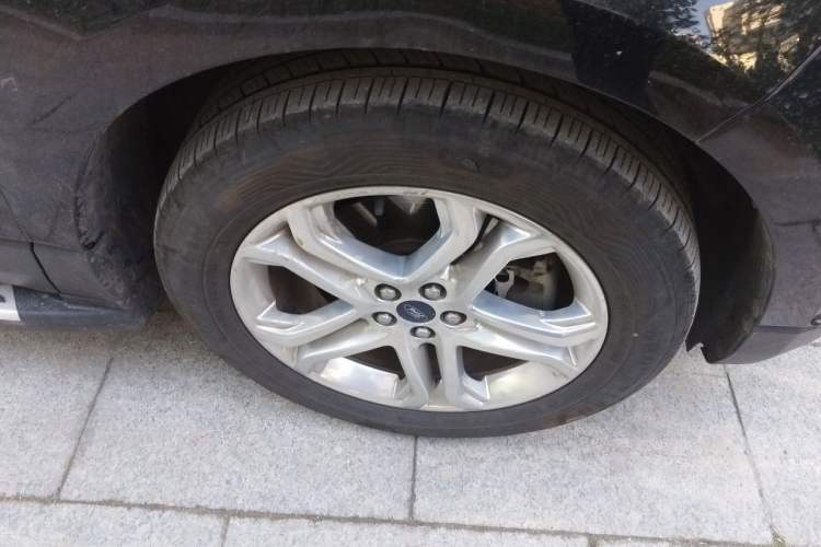 Used Ford Edge 2018 EcoBoost 245 Four-Wheel Drive Titanium 7-Seater Right Front Wheel Hub