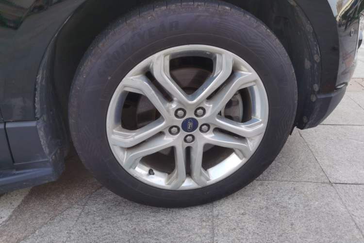 Used Ford Edge 2018 EcoBoost 245 Four-Wheel Drive Titanium 7-Seater Right Front Wheel Hub