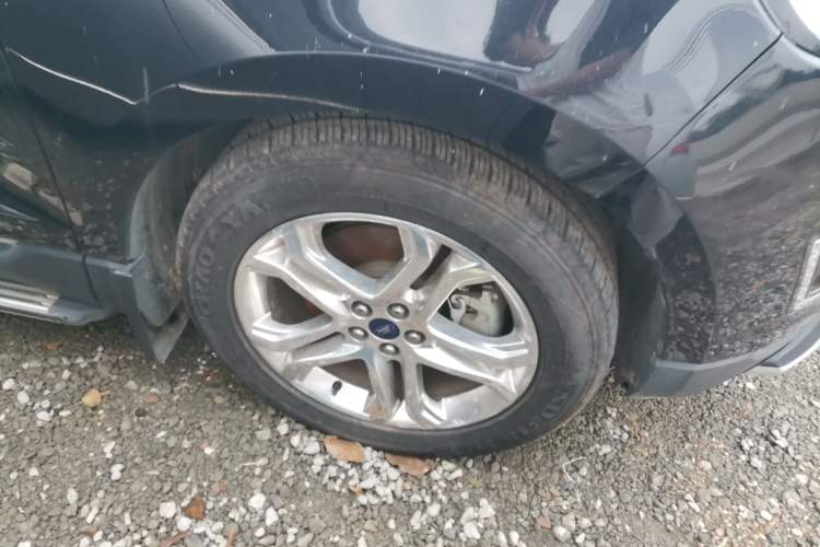 Used Ford Edge 2018 EcoBoost 245 Four-Wheel Drive Titanium 7-Seater Right Front Wheel Hub