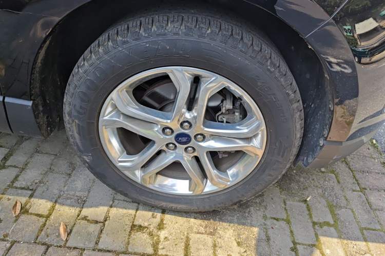 Used Ford Edge 2018 EcoBoost 245 Four-Wheel Drive Titanium 7-Seater Right Front Wheel Hub