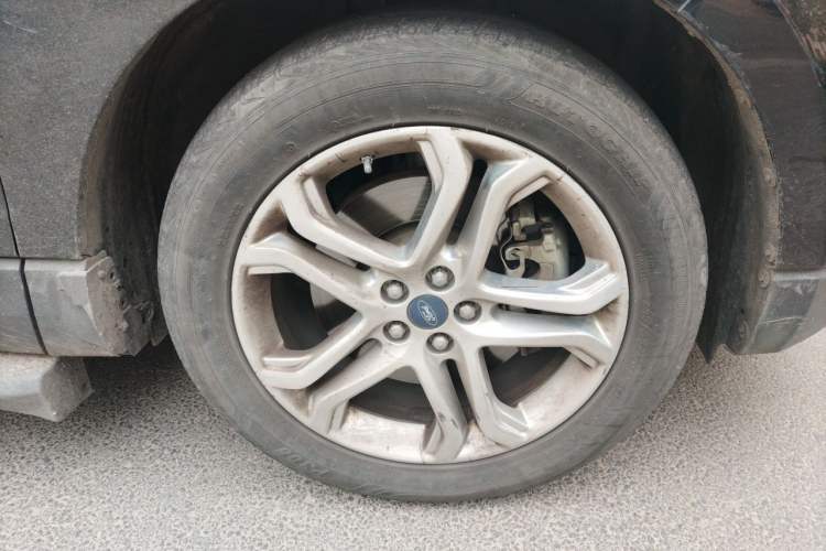 Used Ford Edge 2018 EcoBoost 245 Four-Wheel Drive Titanium 7-Seater Right Front Wheel Hub