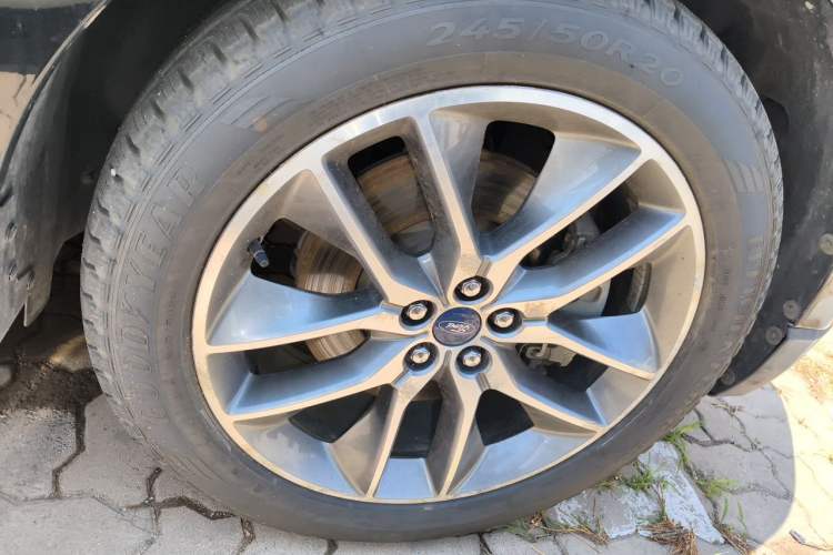 Used Ford Edge 2018 EcoBoost 245 Four-Wheel Drive Titanium 7-Seater Right Front Wheel Hub