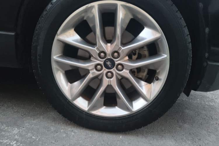 Used Ford Edge 2018 EcoBoost 245 Four-Wheel Drive Titanium 7-Seater Right Front Wheel Hub