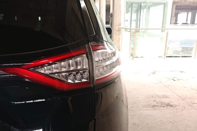Used Ford Edge 2018 EcoBoost 245 Four-Wheel Drive Titanium 7-Seater Right Rear Taillight