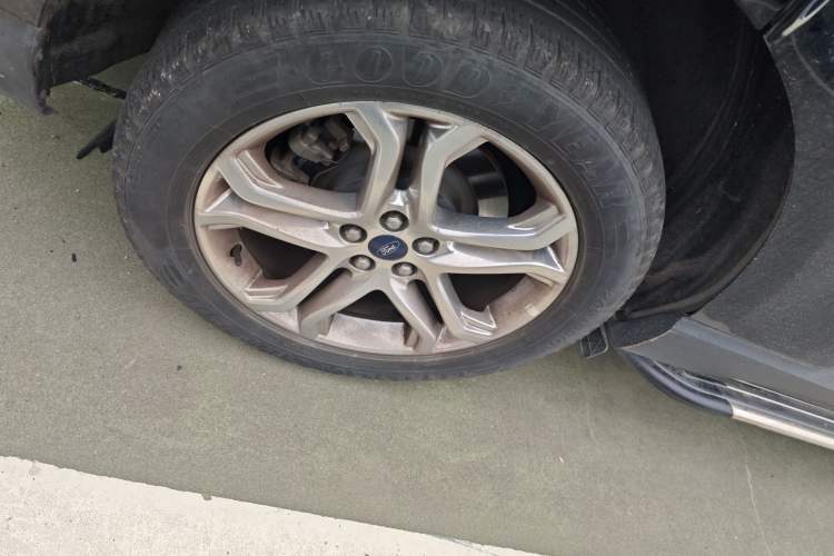 Used Ford Edge 2018 EcoBoost 245 Four-Wheel Drive Titanium 7-Seater Right Rear Wheel Hub