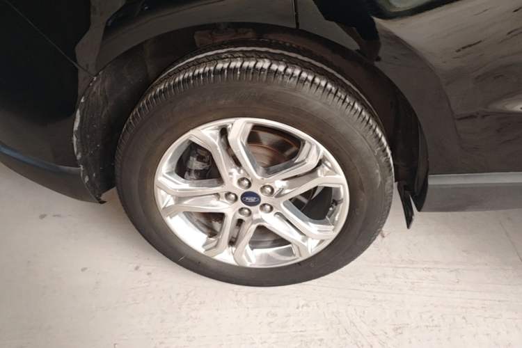 Used Ford Edge 2018 EcoBoost 245 Four-Wheel Drive Titanium 7-Seater Right Rear Wheel Hub