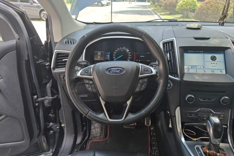 Used Ford Edge 2018 EcoBoost 245 Two-Wheel-Drive Sporty 7-Seater Steering Wheel