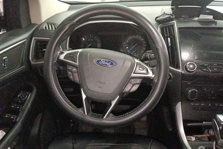 Used Ford Edge 2018 EcoBoost 245 Two-Wheel-Drive Platinum Edition 5 Seats Steering Wheel