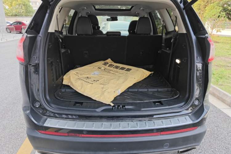 Used Ford Edge 2018 EcoBoost 245 Four-Wheel Drive Titanium 7-Seater Trunk