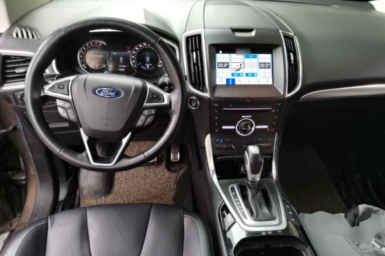 Used Ford Edge 2018 EcoBoost 245 Four-Wheel Drive Titanium 7-Seater Center Console