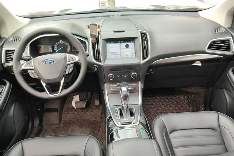 Used Ford Edge 2018 EcoBoost 245 Two-Wheel-Drive Titanium 7-Seater China VI Standard Center Console