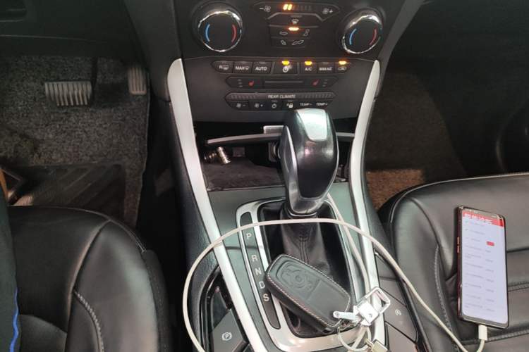 Used Ford Edge 2018 EcoBoost 245 Two-Wheel-Drive Platinum Edition 7-Seater China V Emission Standard Gear Lever