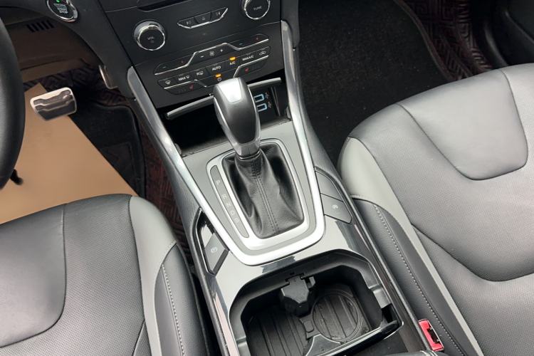 Used Ford Edge 2018 EcoBoost 245 Two-Wheel-Drive Sporty 7-Seater Gear Lever