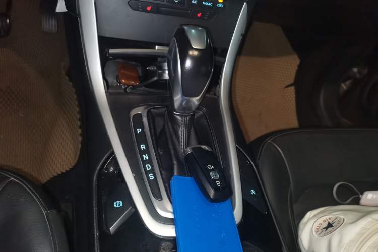 Used Ford Edge 2018 EcoBoost 245 Two-Wheel-Drive Platinum Edition 5 Seats Gear Lever