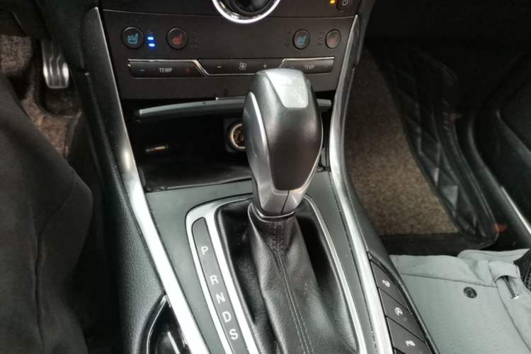 Used Ford Edge 2018 EcoBoost 245 Four-Wheel Drive Titanium 7-Seater Gear Lever