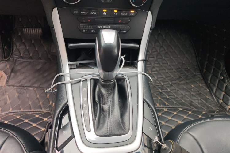 Used Ford Edge 2018 EcoBoost 245 Two-Wheel-Drive Platinum Edition 7-Seater China V Emission Standard Gear Lever