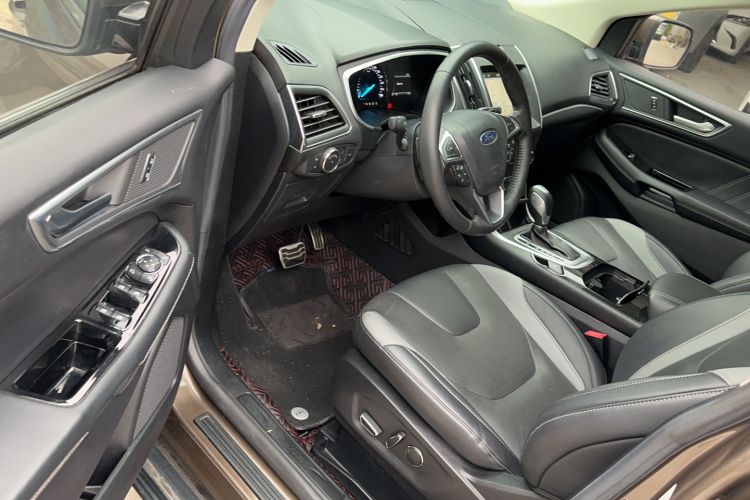 Used Ford Edge 2018 EcoBoost 245 Two-Wheel-Drive Sporty 7-Seater Interior 2