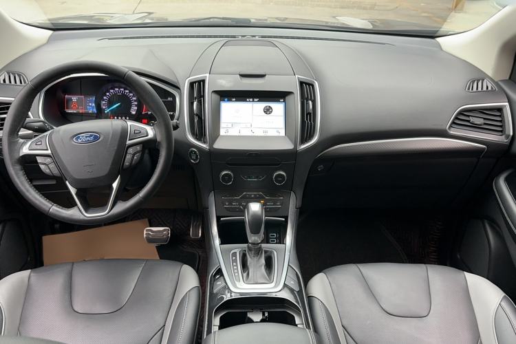 Used Ford Edge 2018 EcoBoost 245 Two-Wheel-Drive Sporty 7-Seater Interior 3