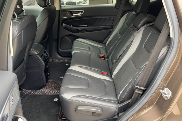 Used Ford Edge 2018 EcoBoost 245 Two-Wheel-Drive Sporty 7-Seater Interior 4
