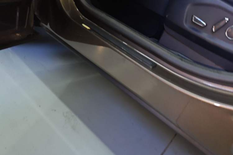 Used Ford Edge 2018 EcoBoost 245 Two-Wheel-Drive Titanium 7-Seater China V Standard Left Side Sill