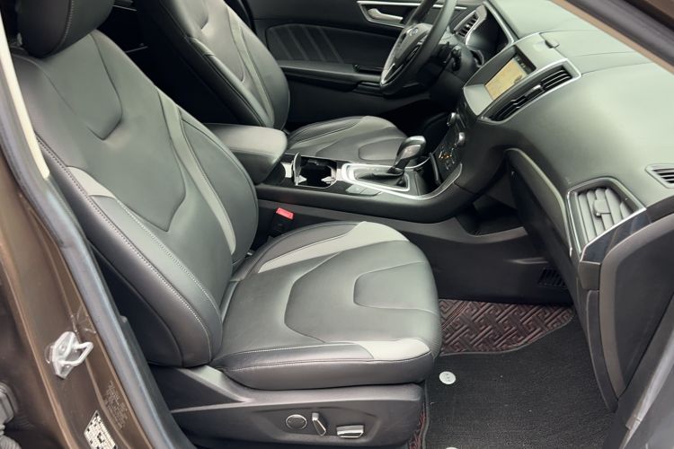 Used Ford Edge 2018 EcoBoost 245 Two-Wheel-Drive Sporty 7-Seater Right Front Seat