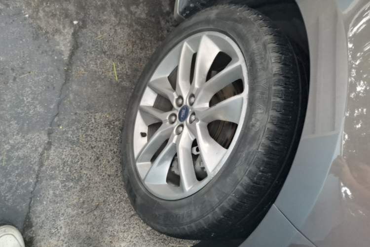 Used Ford Edge 2018 EcoBoost 245 Four-Wheel Drive Titanium 7-Seater Right Front Wheel Hub