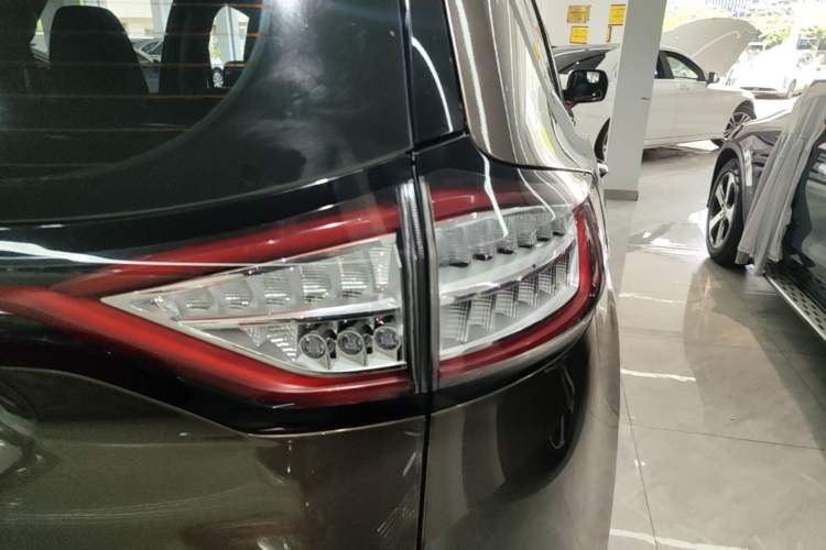 Used Ford Edge 2018 EcoBoost 245 Two-Wheel-Drive Platinum Edition 7-Seater China V Emission Standard Right Rear Taillight