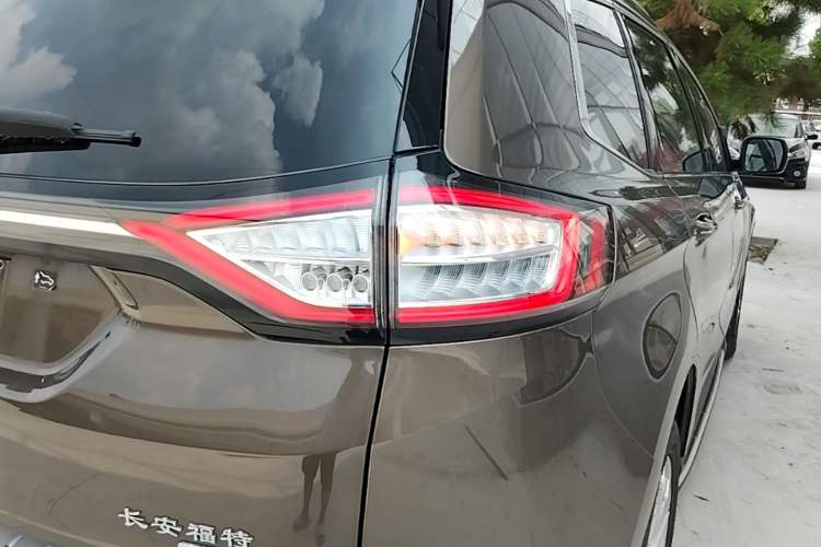 Used Ford Edge 2018 EcoBoost 245 Two-Wheel-Drive Titanium 7-Seater China VI Standard Right Rear Taillight