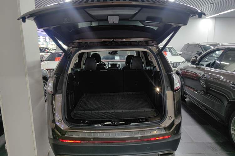Used Ford Edge 2018 EcoBoost 245 Two-Wheel-Drive Titanium 7-Seater China V Standard Trunk