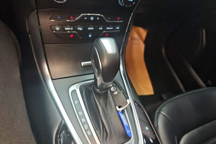 Used Ford Edge 2018 EcoBoost 245 Two-Wheel-Drive Titanium 7-Seater China VI Standard Gear Lever