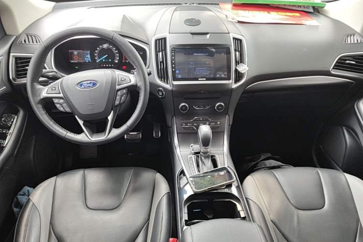 Used Ford Edge 2018 EcoBoost 245 Two-Wheel-Drive Sporty 7-Seater Center Console
