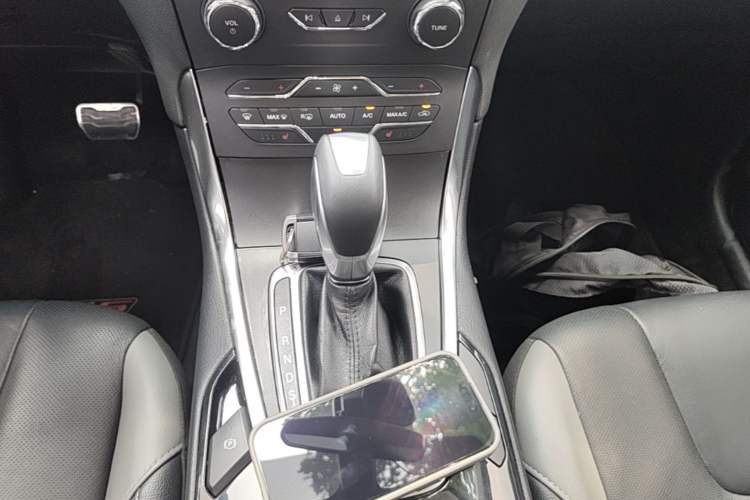 Used Ford Edge 2018 EcoBoost 245 Two-Wheel-Drive Sporty 7-Seater Gear Lever