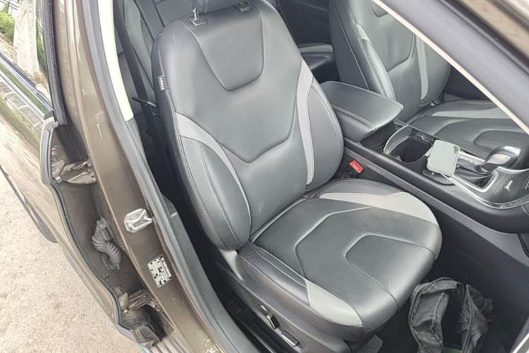 Used Ford Edge 2018 EcoBoost 245 Two-Wheel-Drive Sporty 7-Seater Right Front Seat