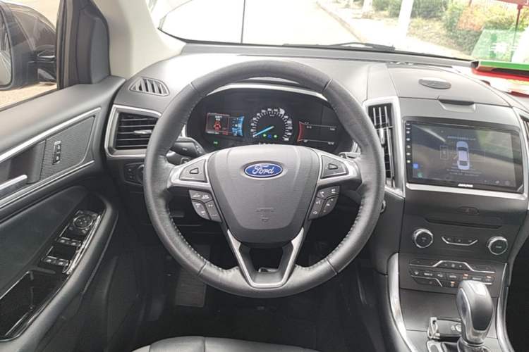Used Ford Edge 2018 EcoBoost 245 Two-Wheel-Drive Sporty 7-Seater Steering Wheel