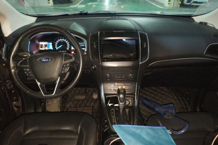 Used Ford Edge 2018 EcoBoost 245 Four-Wheel Drive Titanium 7-Seater Center Console