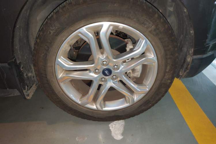 Used Ford Edge 2018 EcoBoost 245 Four-Wheel Drive Titanium 7-Seater Right Front Wheel Hub