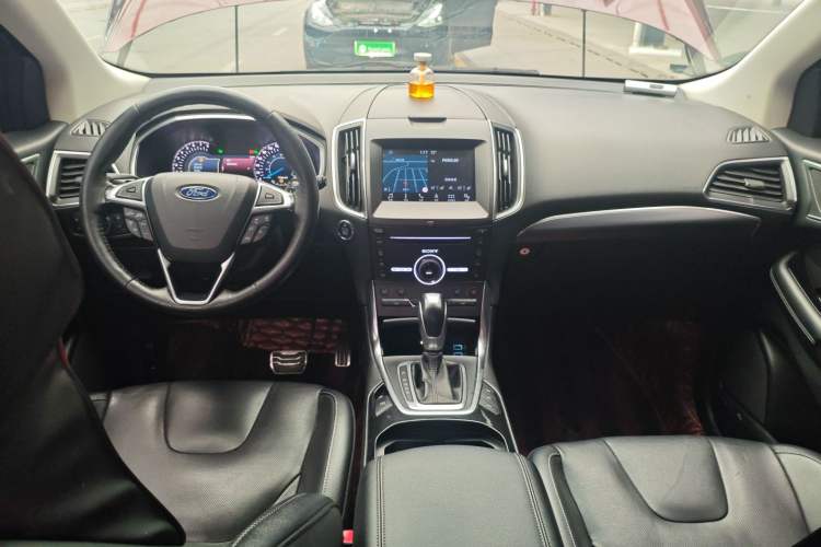 Used Ford Edge 2018 EcoBoost 245 Four-Wheel Drive Titanium 7-Seater Center Console