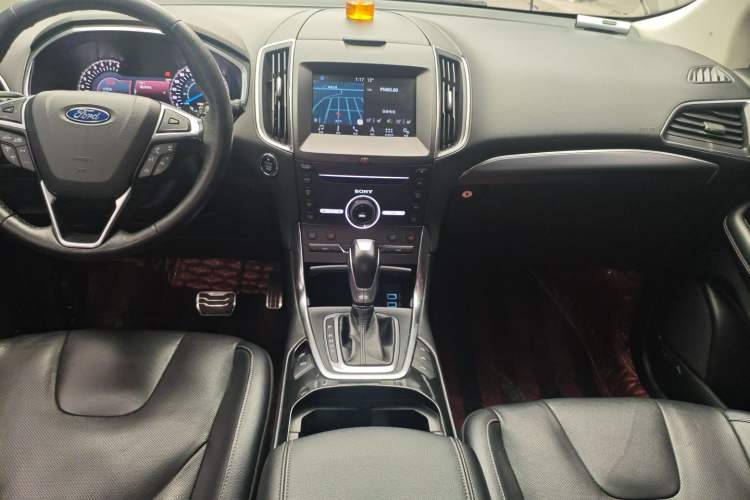 Used Ford Edge 2018 EcoBoost 245 Four-Wheel Drive Titanium 7-Seater Gear Lever