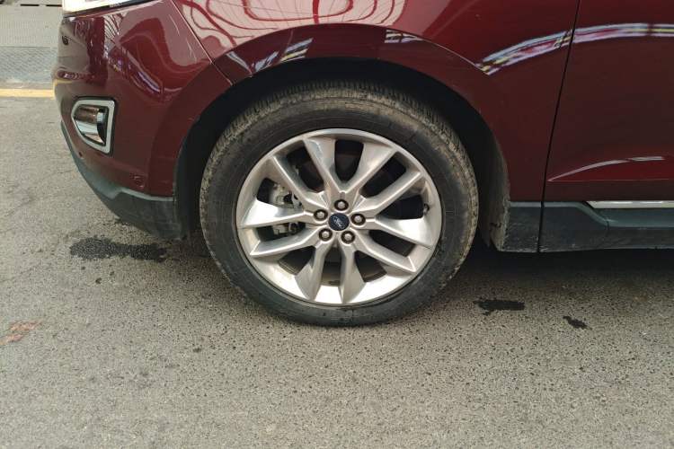 Used Ford Edge 2018 EcoBoost 245 Four-Wheel Drive Titanium 7-Seater Left Front Wheel Hub