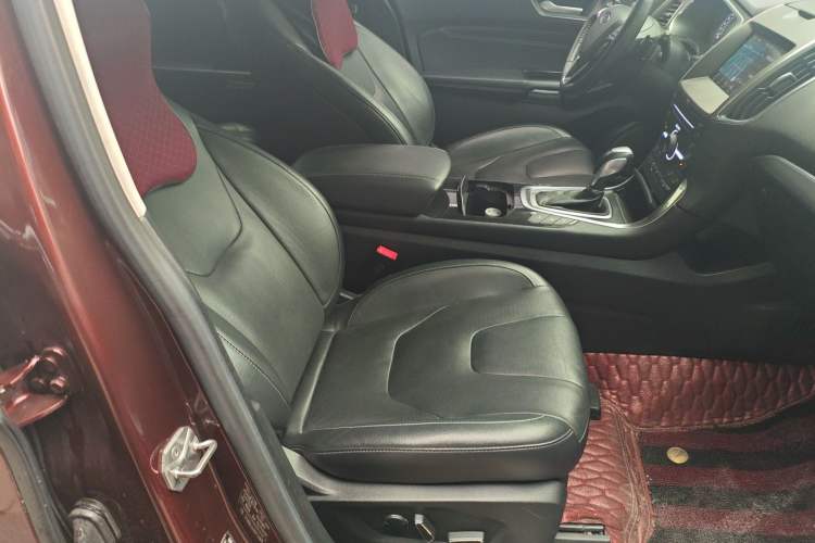 Used Ford Edge 2018 EcoBoost 245 Four-Wheel Drive Titanium 7-Seater Right Front Seat