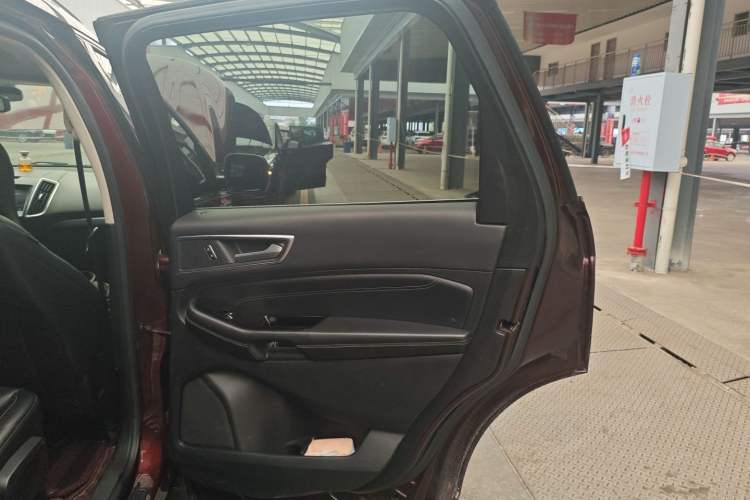 Used Ford Edge 2018 EcoBoost 245 Four-Wheel Drive Titanium 7-Seater Right Rear Door Interior